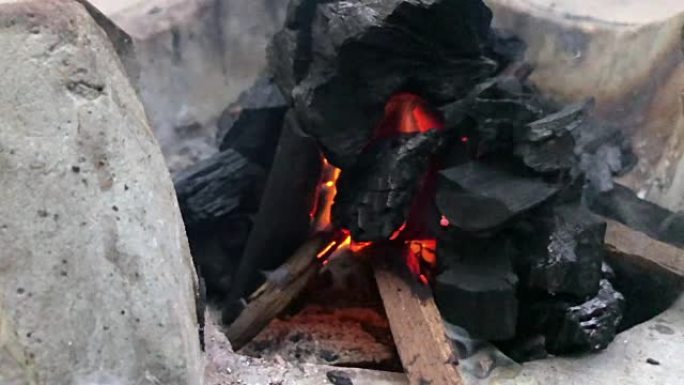 在火盆烧烤炉中燃烧慢动作煤