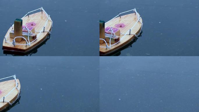 手工制作的木船玩具浮水面背景