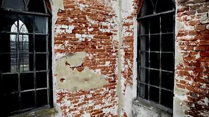 废弃教堂窗户和墙壁的天线