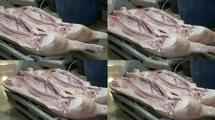 猪肉尸体躺在肉店冷藏室的托盘上