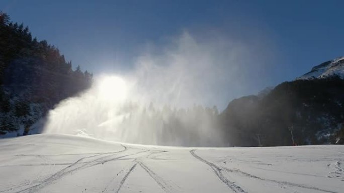雪炮在雪尘中。造雪是在滑雪斜坡上，通过“雪枪”或“雪炮”迫使水和压缩空气进入制造雪的过程