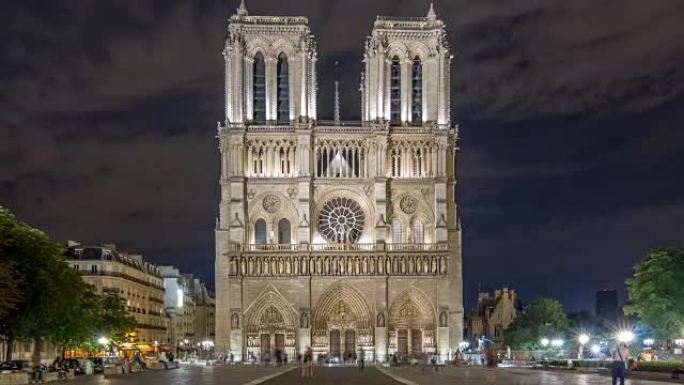 巴黎圣母院的夜景，法国和大教堂前的广场与人