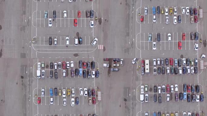 城市购物中心附近停车场的空中俯视图
