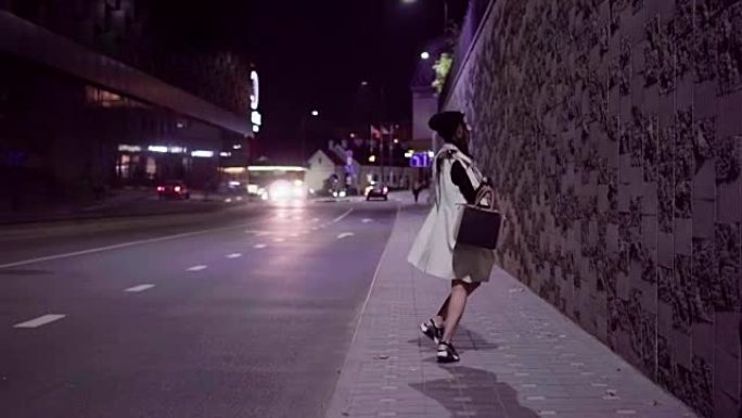 在夜城散步的少女