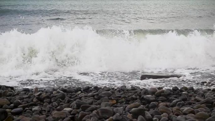 波浪在岩石上破碎缓慢