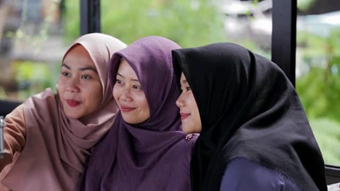 美丽的东南亚穆斯林妇女与头巾自拍编辑和原始