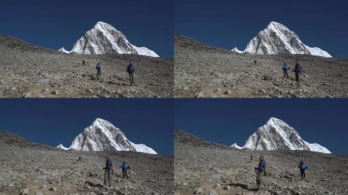 女孩游客在喜马拉雅山的小径上