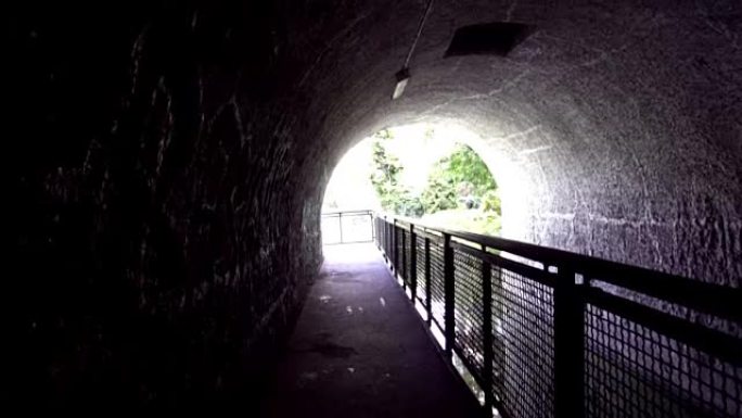 POV慢动作视频的人走过黑暗的隧道