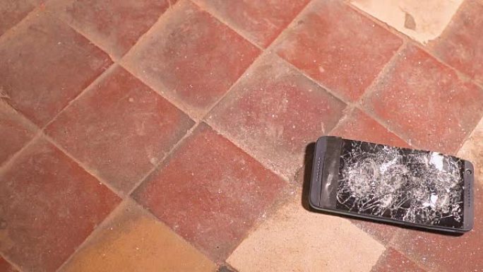 锤子撞击智能手机，破碎的触摸屏玻璃慢动作迅速。碎片碎片。