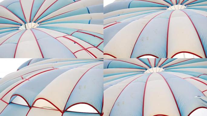 蓝色和白色降落伞或滑翔伞在运输和旅行概念中的摘要。