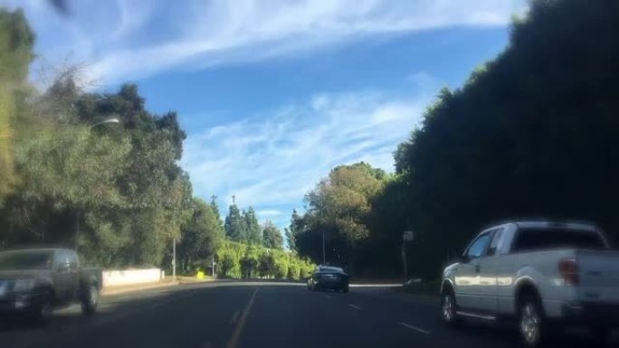 在加利福尼亚州比佛利山庄的日落大道上行驶-梦幻/浪漫的过滤器