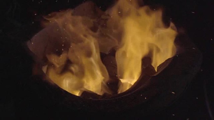 炉子里燃烧的煤混合在一起，形成炽热的灰尘。慢动作。