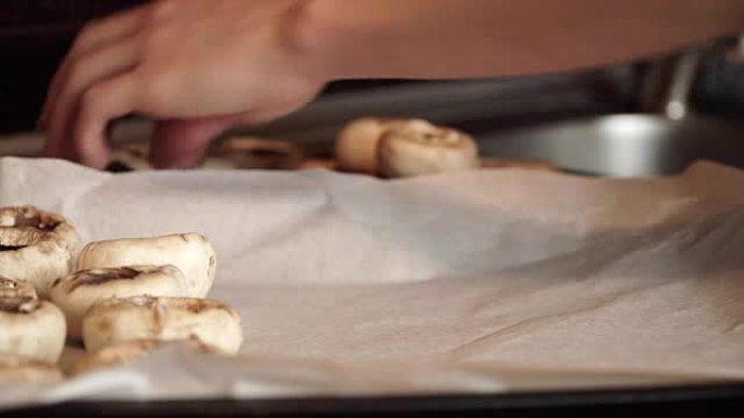 厨师用纸莎草纸盖锅，放蘑菇烤