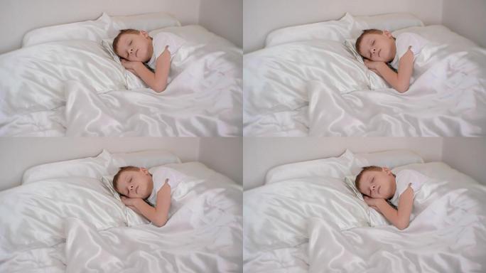 一个七岁的男孩安静地睡在房间的床上，双手放在头下。