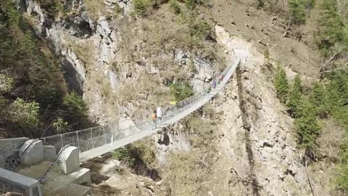 尼泊尔喜马拉雅吊桥上的导游。