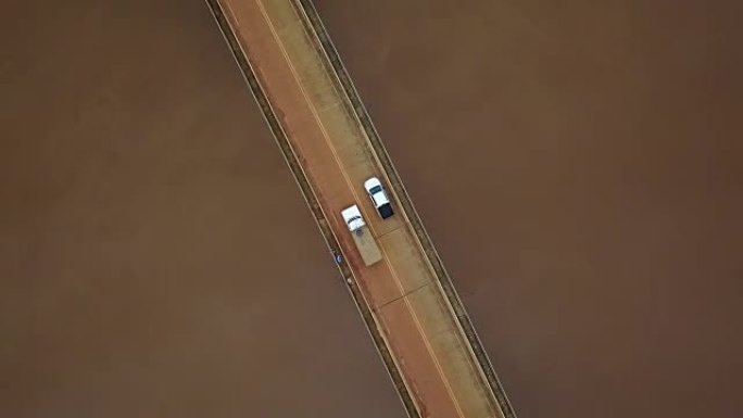 在桥上飞来飞去，绕着汽车驶过屏幕。空中无人机镜头