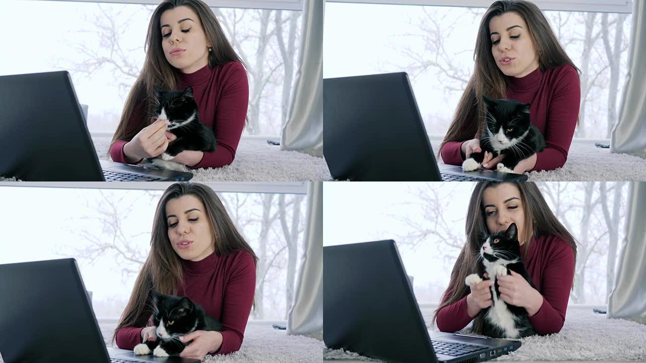 迷人的情妇与猫躺在家里的电脑前休息