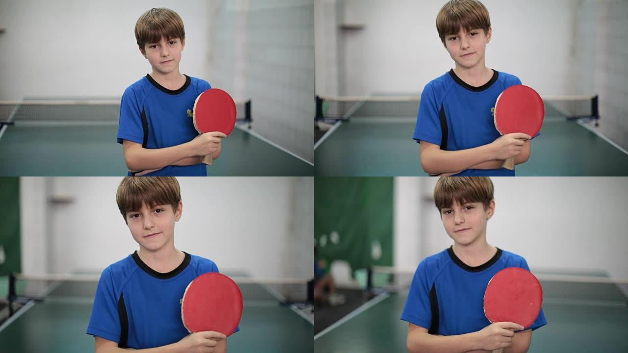 一个小男孩拿着乒乓球拍的肖像