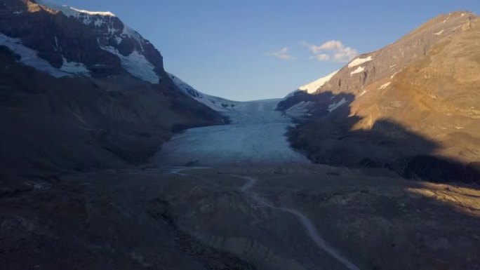 落基山脉冰川的空中拍摄，而日出光