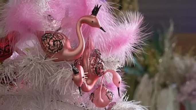 美丽的装饰圣诞树，饰有粉红色孔雀。