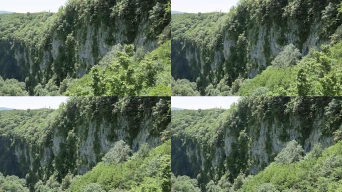 可以看到深峡谷的岩石。奥卡茨峡谷，靠近格鲁吉亚库塔伊西