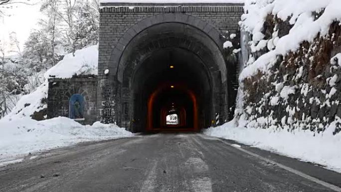 冬季风景秀丽的古石隧道道路