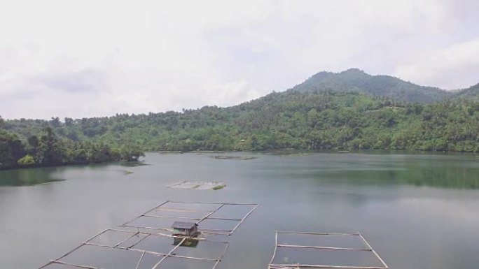 水产养殖利用Mojicap湖的潜力来维持湖泊居民的生计。建在湖中的棚户区和竹子结构。无人机航拍