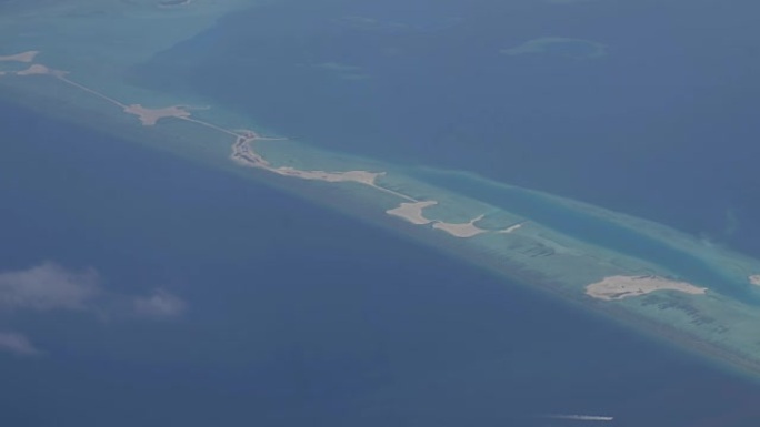 从飞机上可以看到马尔代夫一个拥有白沙和水平房的热带岛屿的海滩。