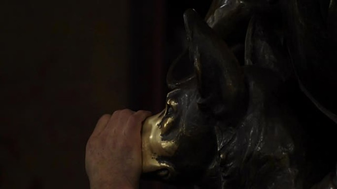 幸运的著名地铁狗青铜雕塑，新年快乐的狗亚洲占星日历，祝你好运用手擦青铜狗鼻子。很多人路过擦狗的鼻子以