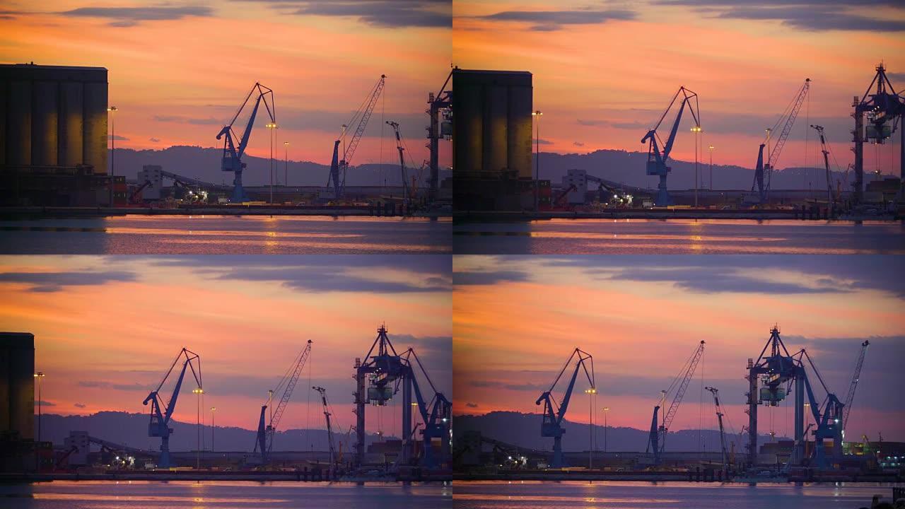 下午晚些时候在海港的橘色天空