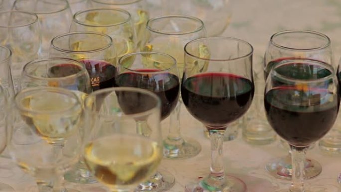 酒杯架中的红酒和白葡萄酒聚焦镜头