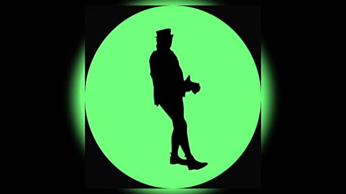 戴着帽子的开朗男人在圆形绿色背景上跳舞很有趣