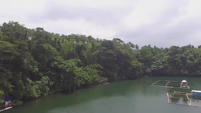 水产养殖利用Mojicap湖的潜力来维持湖泊居民的生计。建在湖中的棚户区和竹子结构。无人机航拍