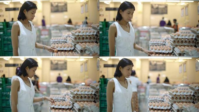 泰国年轻女子在超市采摘鸡蛋
