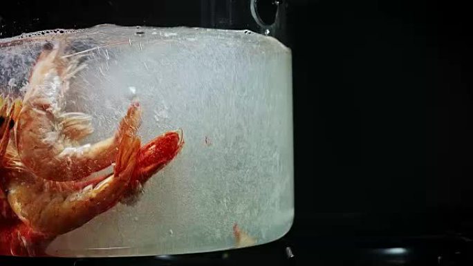 用大虾在玻璃锅中煮沸的4k水