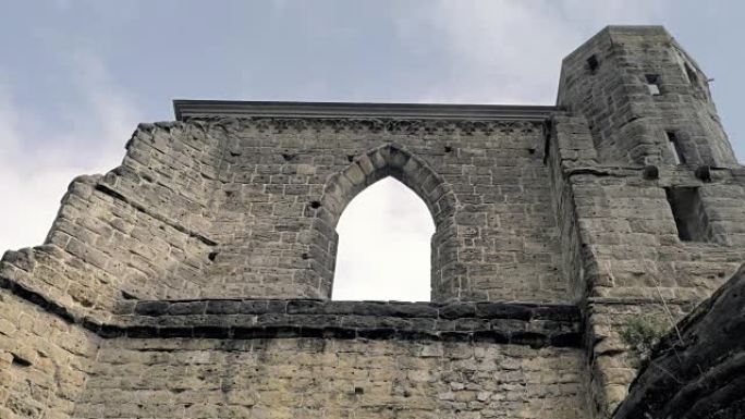 拱形拱形哥特式石窗。没有屋顶的哥特式大教堂。
