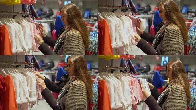 一个女人在商店里选择童装。