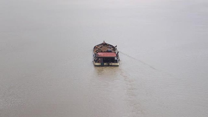 河上运输疏浚沙子的驳船的后视图