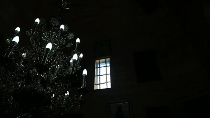 教堂中的枝形吊灯