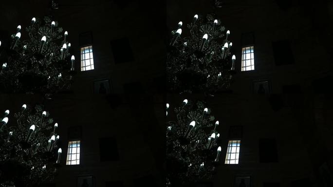 教堂中的枝形吊灯