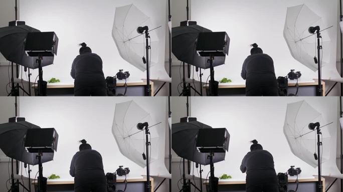 照相馆食物摄影的过程女摄影师安排食物