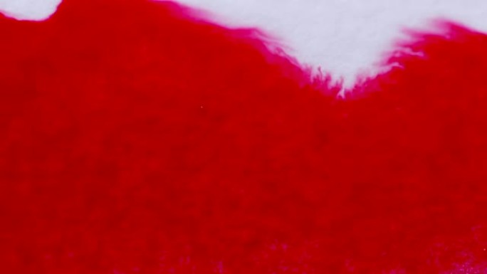 白色宏观背景的羊皮纸上溅出红色的血。红色墨水溅满了水和颜色