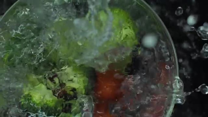 洗西兰花和樱桃番茄慢动作视频