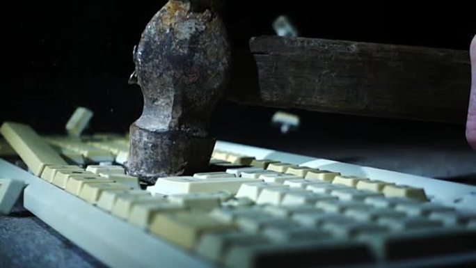 慢动作中锤子破坏计算机键盘