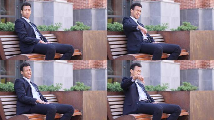 非洲商人在工作中看着相机