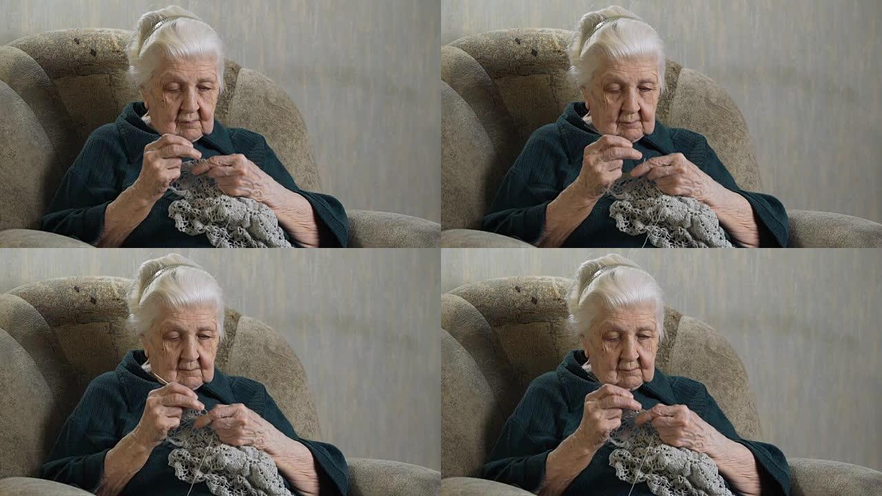 老年妇女编织钩针。