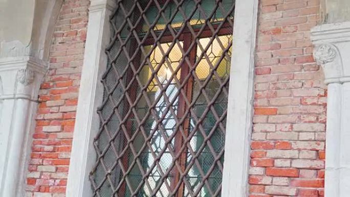 意大利威尼斯窗户上的金属烤架的近距离观察