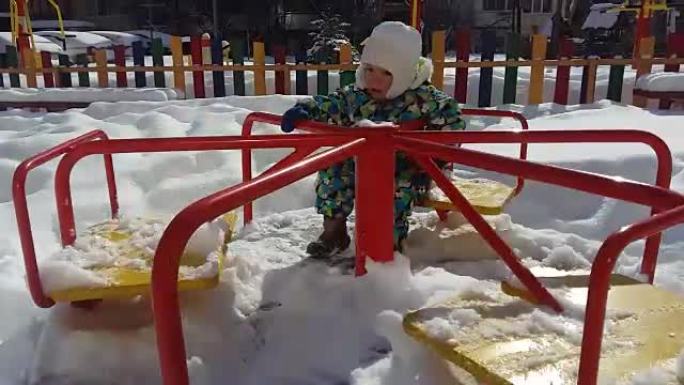 儿童游乐场有跷跷板、滑杆、木梯、旋转木马。冬天在公园白雪下废弃的操场，慢慢下雪。