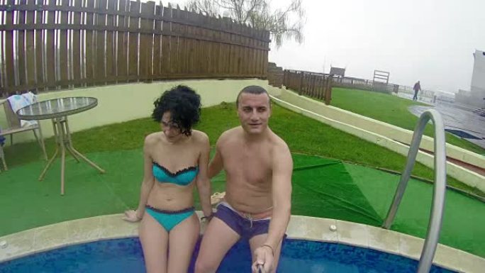 夫妇在温泉游泳池，uhd股票视频