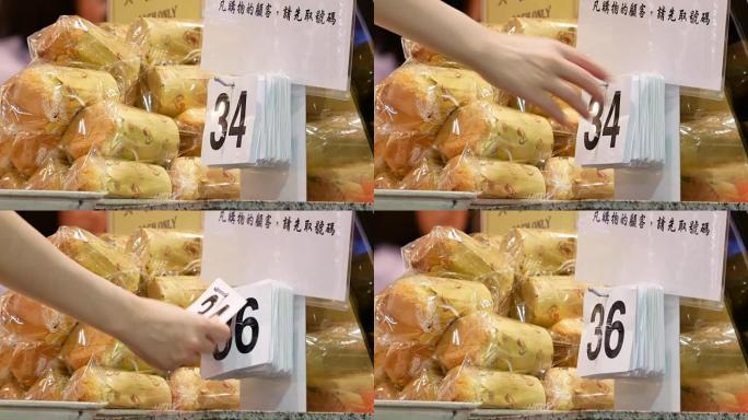 在中国蛋糕和面包商店中使用数字标签的人们的运动